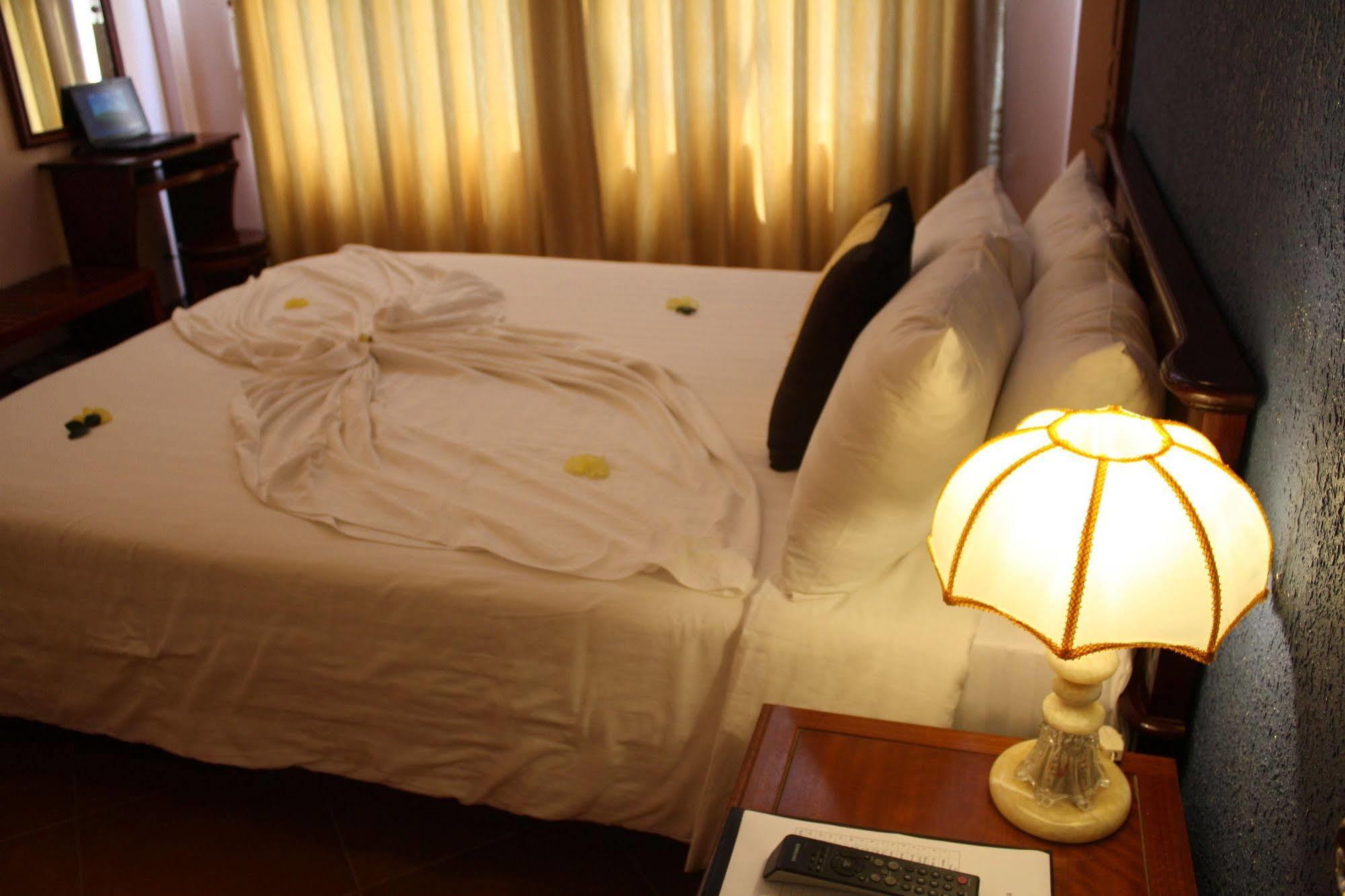 Holiday Diamond Hotel Hue Exteriör bild